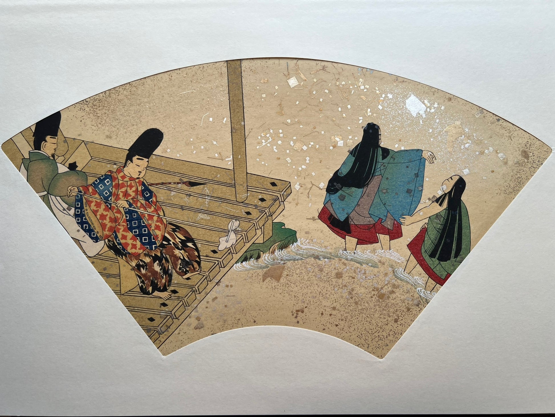 Estampe japonaise en forme d'éventail parsemée de fragments d'or et d'argent, deux hommes nettoient une terrasse au bord de l'eau pendant que deux femmes se baignent dans la rivière, série sutra du lotus.