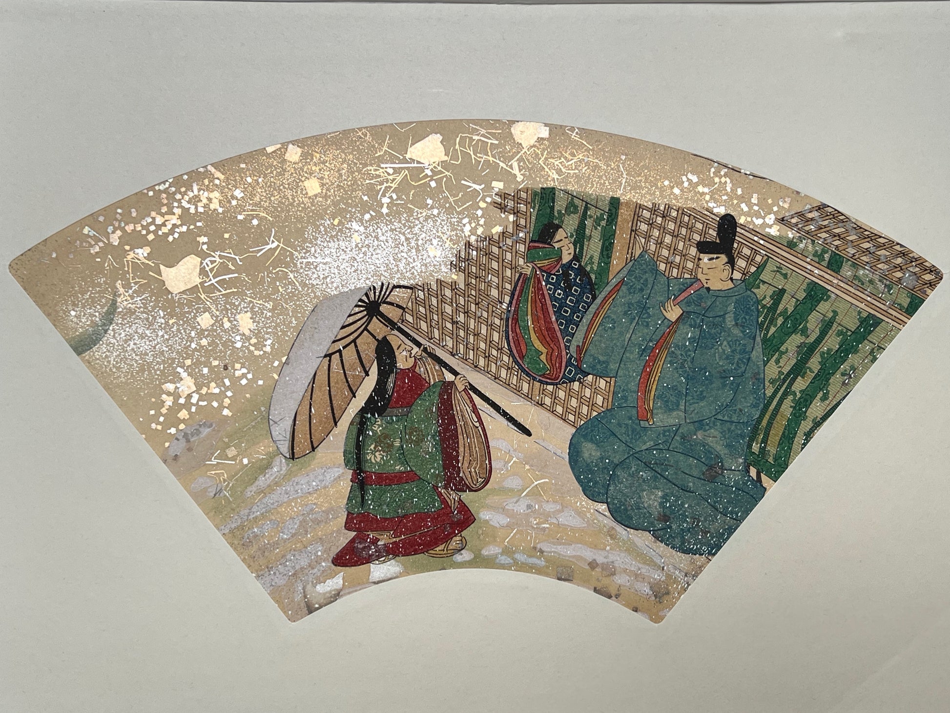 Estampe japonaise en forme d'éventail parsemée de fragments d'or et d'argent, matin neigeux, une vieille femme se protège de la neige sous une ombrelle, un homme tenant un éventail l'accueille devant une maison traditionnelle japonaise, une femme les observe à la fenêtre, série sutra du lotus, fragments scintillants.