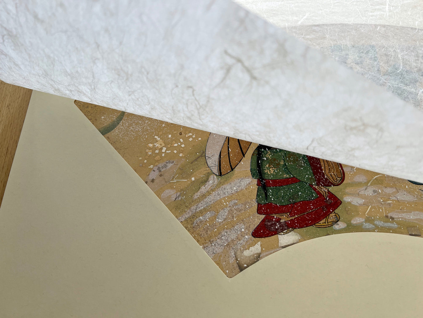 Estampe japonaise en forme d'éventail parsemée de fragments d'or et d'argent, matin neigeux, papier de protection, coin inférieur gauche.