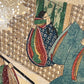Estampe japonaise en forme d'éventail parsemée de fragments d'or et d'argent, matin neigeux, neige, gros plan femme regardant par la fenêtre d'une maison traditionnelle, fragments brillants.