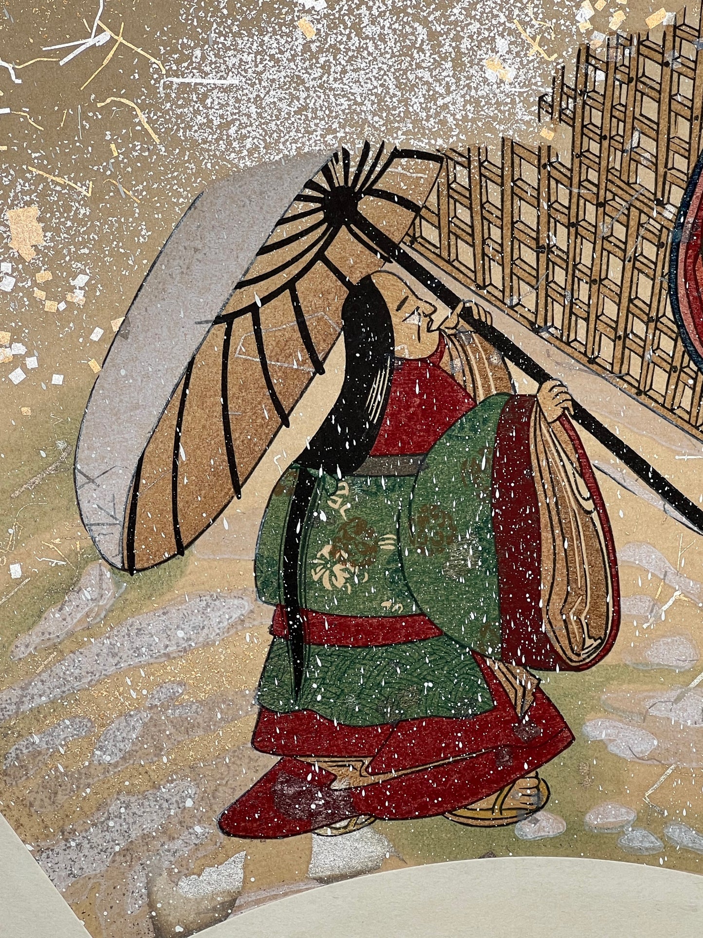 Estampe japonaise en forme d'éventail parsemée de fragments d'or et d'argent, matin neigeux, gros plan vieille femme se protégeant de la neige avec une ombrelle.