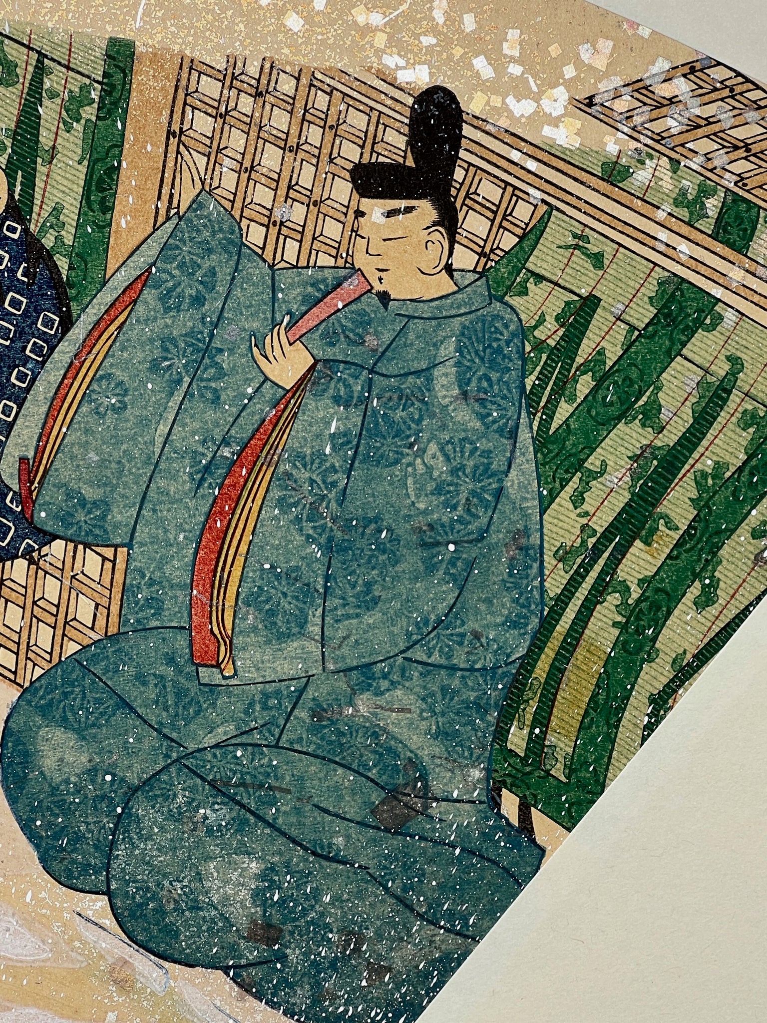 Estampe japonaise en forme d'éventail parsemée de fragments d'or et d'argent, matin neigeux, gros plan homme en bleu tenant un éventail.