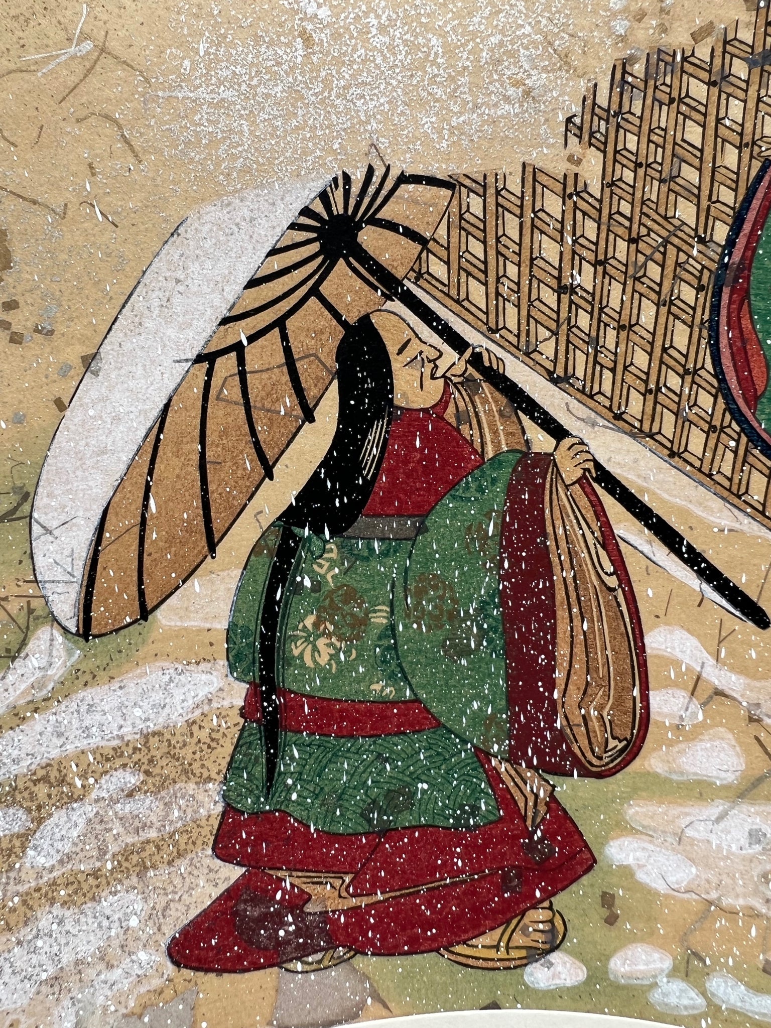 Estampe japonaise en forme d'éventail parsemée de fragments d'or et d'argent, matin neigeux, gros plan vieille femme se protégeant de la neige avec une ombrelle.