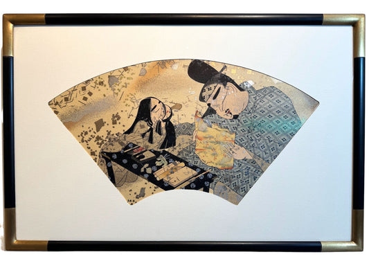 estampe japonaise en forme d'éventail encadrée parsemé de fragment d'or et d'argent, un homme lit un poème à une femme agenouillée.