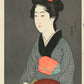 Estampes Japonaise d’une femme assise tenant un plateau en laque rouge, portant un kimono gris, et un obi rouge