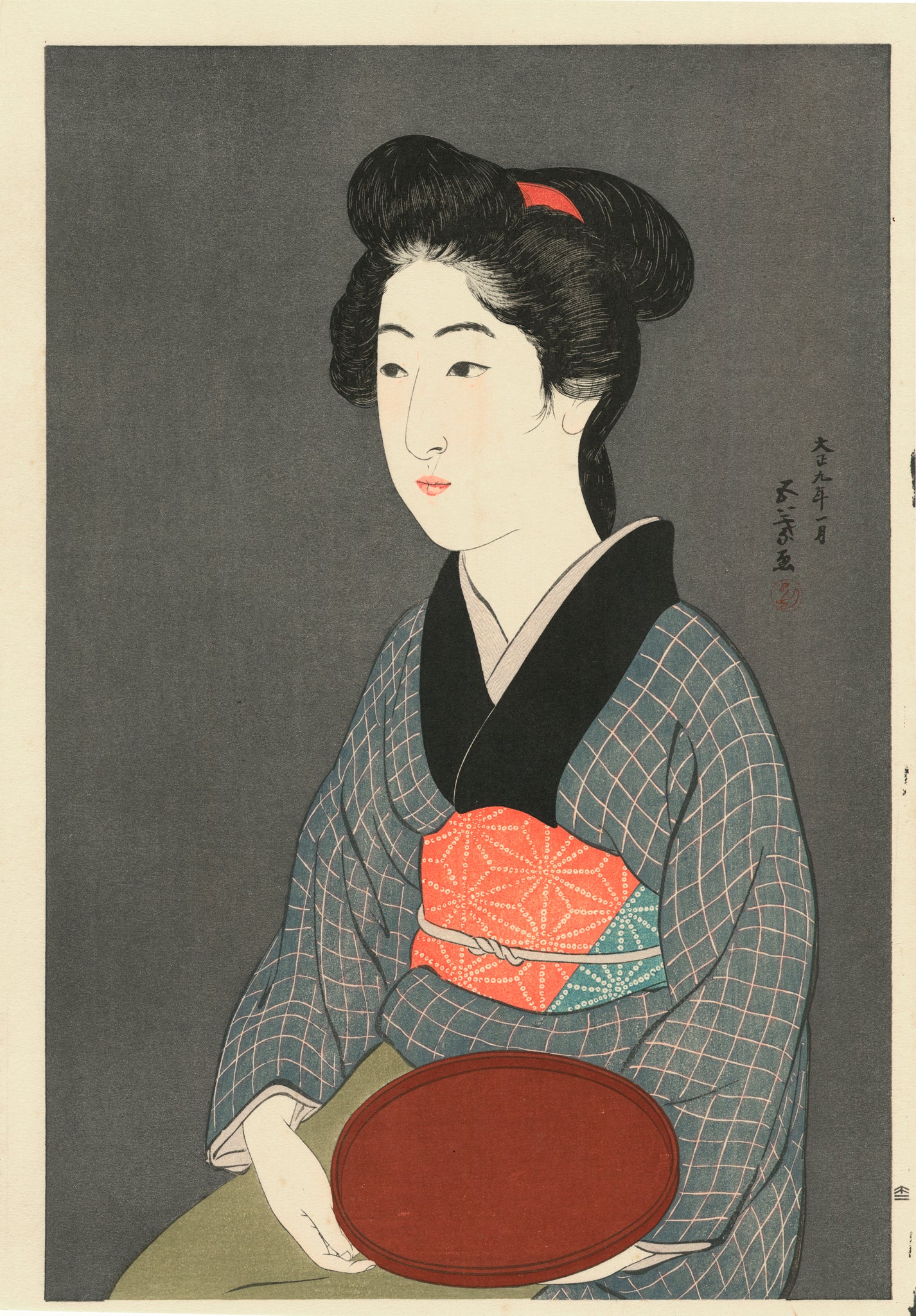 Estampes Japonaise d’une femme assise tenant un plateau en laque rouge, portant un kimono gris, et un obi rouge