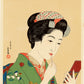 Estampe japonaise d’une femme se mettant du rouge à lèvre avec un pinceau, se regardant dans le miroir, portant un kimono vert.