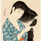 Estampe japonaise d’une femme qui se peigne ses long cheveux noirs, avec un kimono très fin de couleur bleu à motif à fleurs blanche. 
