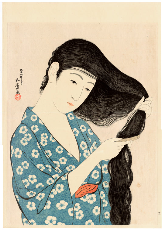 Estampe japonaise d’une femme qui se peigne ses long cheveux noirs, avec un kimono très fin de couleur bleu à motif à fleurs blanche. 
