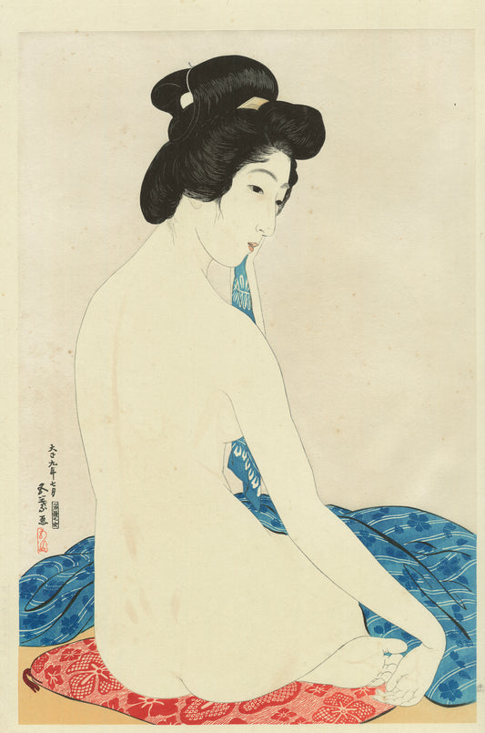 estampe japonaise femme nue de dos assise se retournant légèrement, une serviette suspendue dans sa bouche, cheveux relevé laissant voir sa nuque