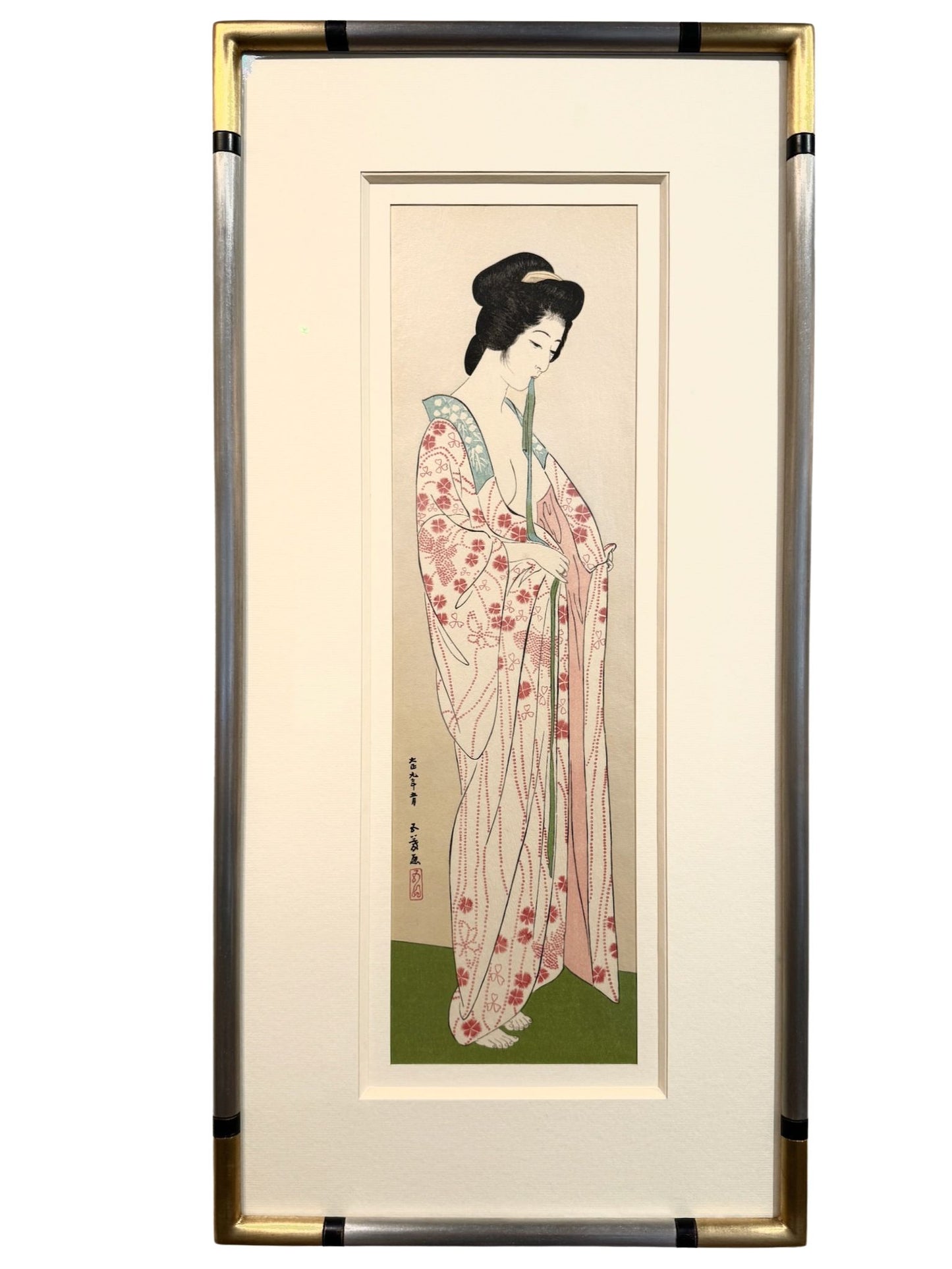 Estampe Japonaise de femme nue enfilant un kimono léger fleuri de printemps, cadre jonc argent avec angle or et bague noire