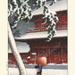 Estampe Japonaise d'un personne sous la tempête de neige sous son parapluie, devant le temple zozojpi rouge en hiver
