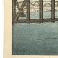 Estampe Japonaise de Hasui Kawase représentant un pont de Kyōto à Arashiyama au bord de la rivière Katsura sous la pluie, détail du coin inférieur gauche restauré
