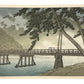 Estampe Japonaise de Hasui Kawase représentant un pont de Kyōto à Arashiyama au bord de la rivière Katsura sous la pluie
