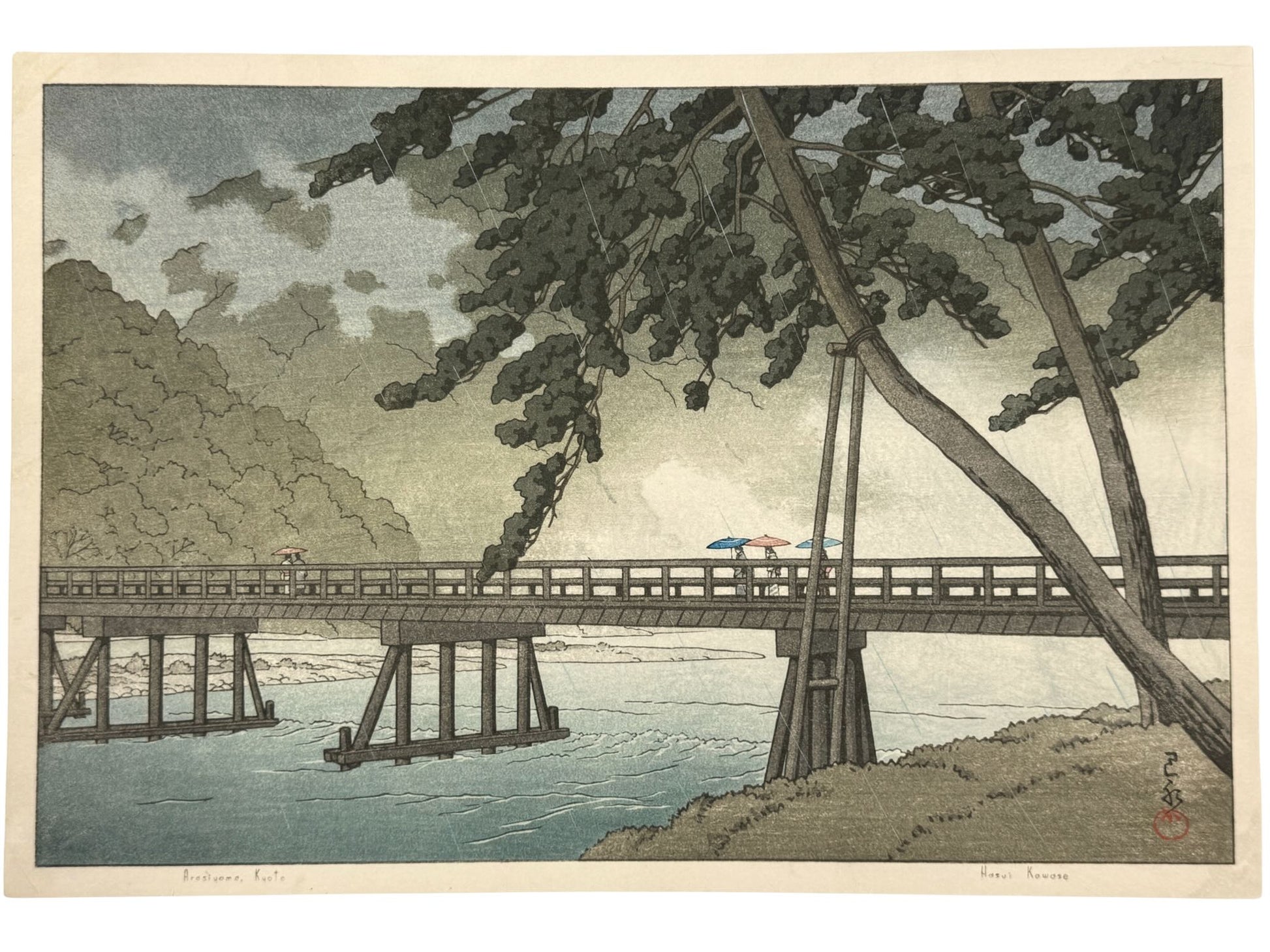 Estampe Japonaise de Hasui Kawase représentant un pont de Kyōto à Arashiyama au bord de la rivière Katsura sous la pluie