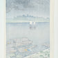 estampe japonaise de Hasui, la rivière Arakawa de nuit sous une pluie de printemps, personnage sous un parapluie bleu en premier plan, bateau à voile en second plan, le verso de l'estampe