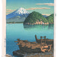 Estampe Japonaise de Kawase Hasui représentant la plage Mito au matin, des barques face à la mer au premier plan et le mont Fuji en arrière plan