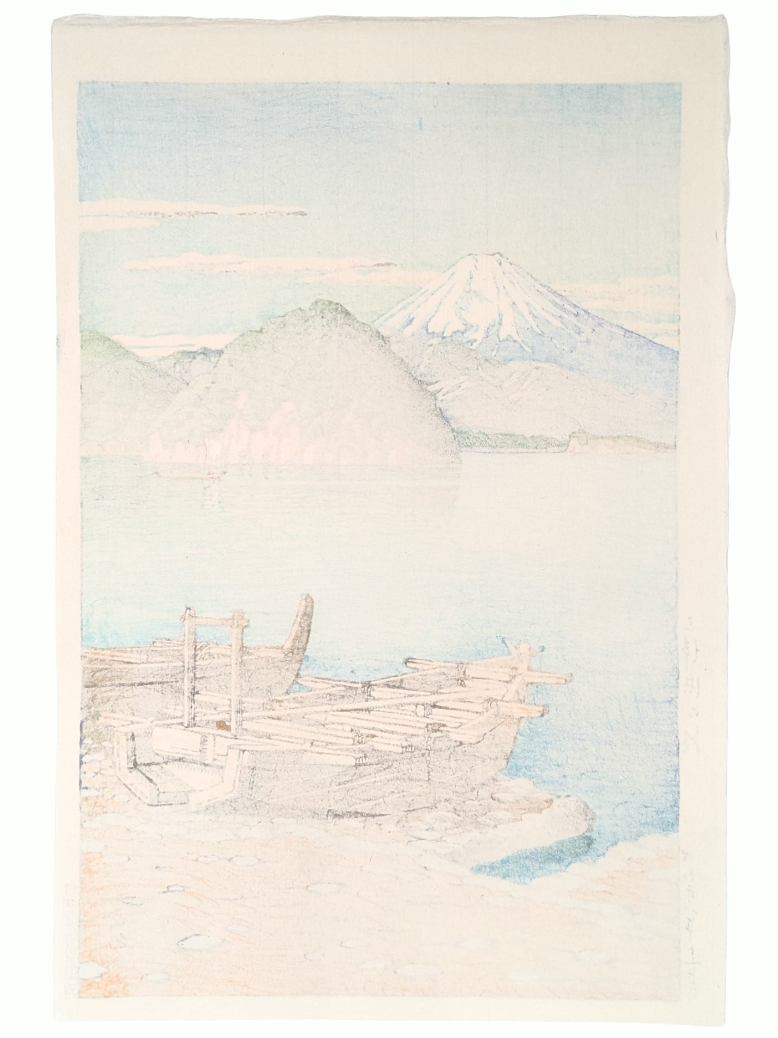 Estampe Japonaise de Kawase Hasui représentant la plage Mito au matin, des barques face à la mer au premier plan et le mont Fuji en arrière plan, le verso