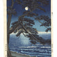 estampe japonaise de hasui kawase clair de lune sur la plage de enoshima  nuit bleue avec un pin en premier plan 