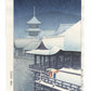 estampe japonaise de Kawase Hasui, paysage de neige, le temple Kiyomizu sous la neige, deux personnes en kimono rouge, sur des parapluies sur la terrasse