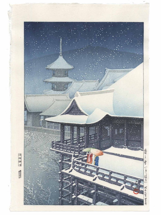 estampe japonaise de Kawase Hasui, paysage de neige, le temple Kiyomizu sous la neige, deux personnes en kimono rouge, sur des parapluies sur la terrasse