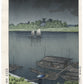estampe japonaise de Hasui, la rivière Arakawa de nuit sous une pluie de printemps, personnage sous un parapluie bleu en premier plan, bateau à voile en second plan