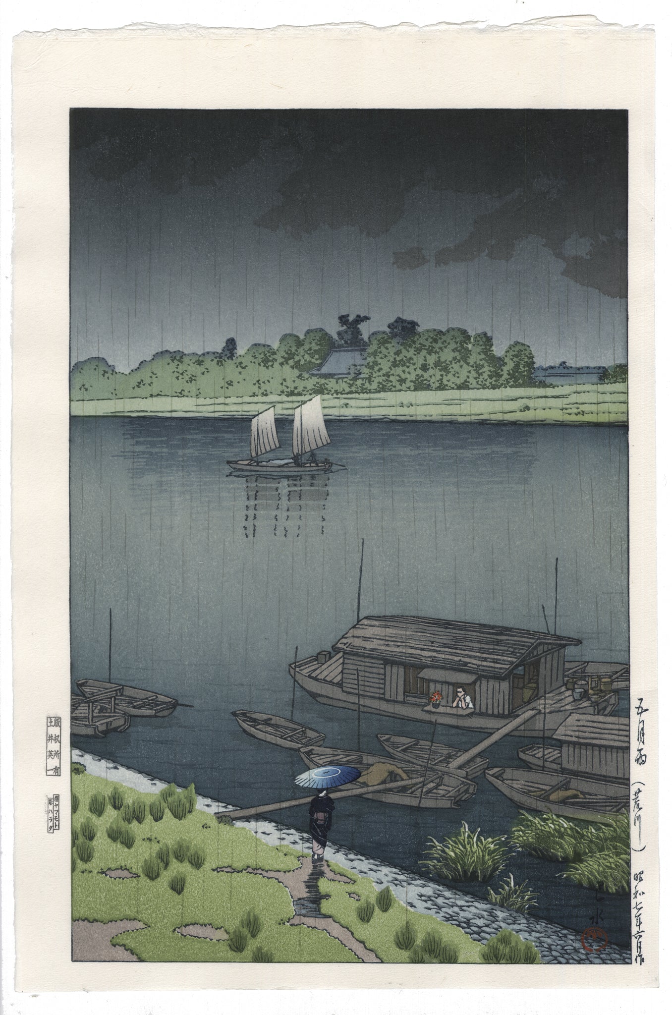 estampe japonaise de Hasui, la rivière Arakawa de nuit sous une pluie de printemps, personnage sous un parapluie bleu en premier plan, bateau à voile en second plan