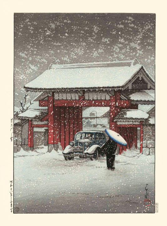 Estampe japonaise paysage sous la neige, tempête de neige à la porte Shiba daimon rouge, personnage sous parapluie à coté une voiture ancienne, en hiver