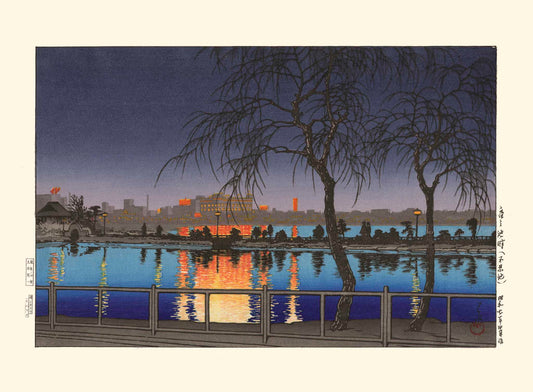 Estampe japonaise d'un paysage de nuit, sur rivière lumière au loin des bâtiments, Shinobazu