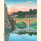 Estampe japonaise d'un paysage au lever du jour, ciel bleu et rose, pont et rivière 