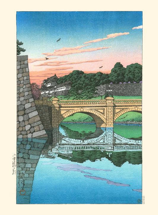 Estampe japonaise d'un paysage au lever du jour, ciel bleu et rose, pont et rivière 