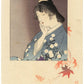 Estampe japonaise kuchi-e de Kajita Hanko représentant une femme en kimono bleu orné de chrysanthèmes, avec des feuilles d’érable rouges en automne.