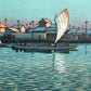 estampe japonaise de hasui kawase paysage riviere, maison, bateau au coucher du soleil, gros plan sur le bateau  à voile