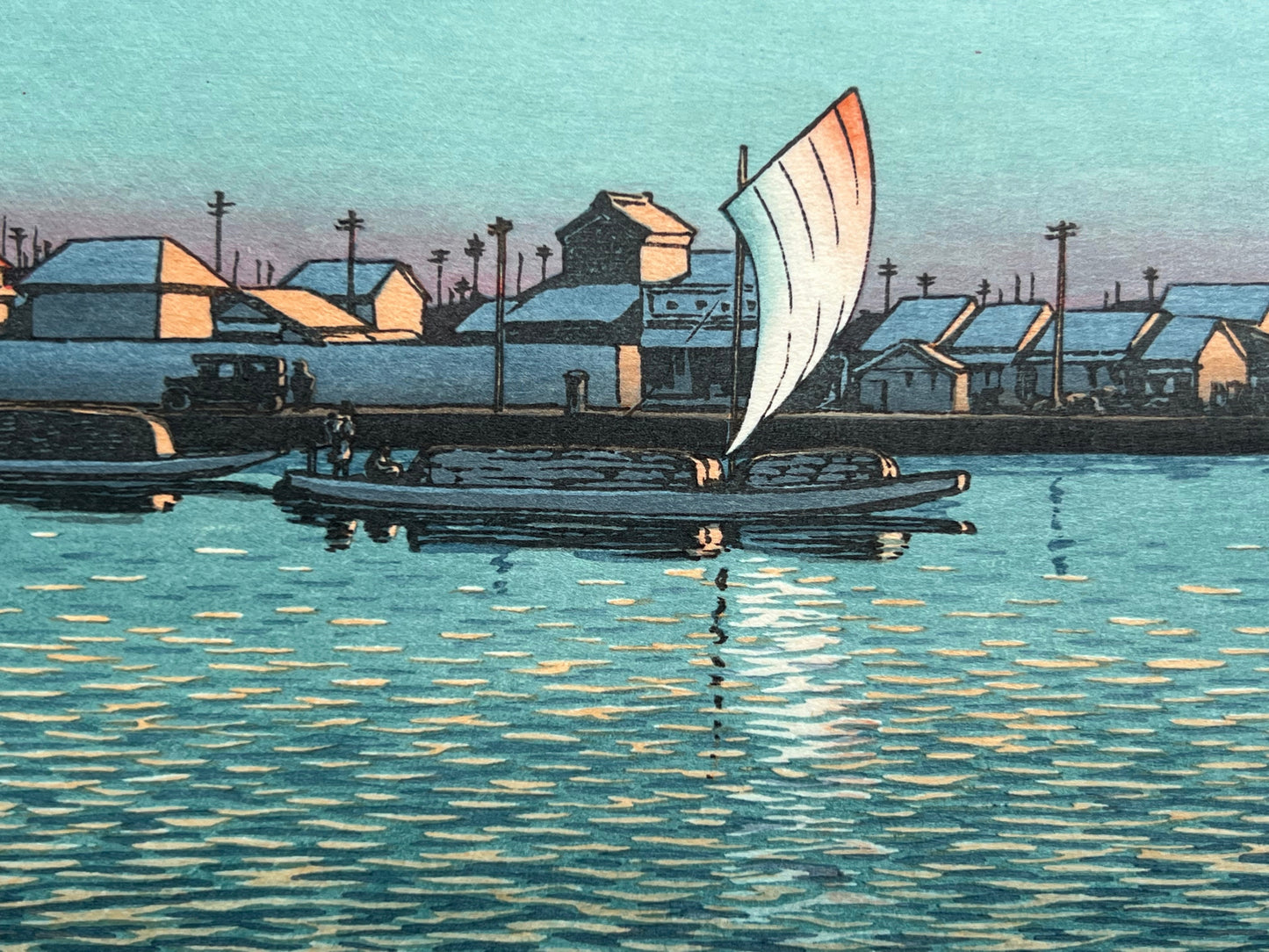 estampe japonaise de hasui kawase paysage riviere, maison, bateau au coucher du soleil, gros plan sur le bateau  à voile