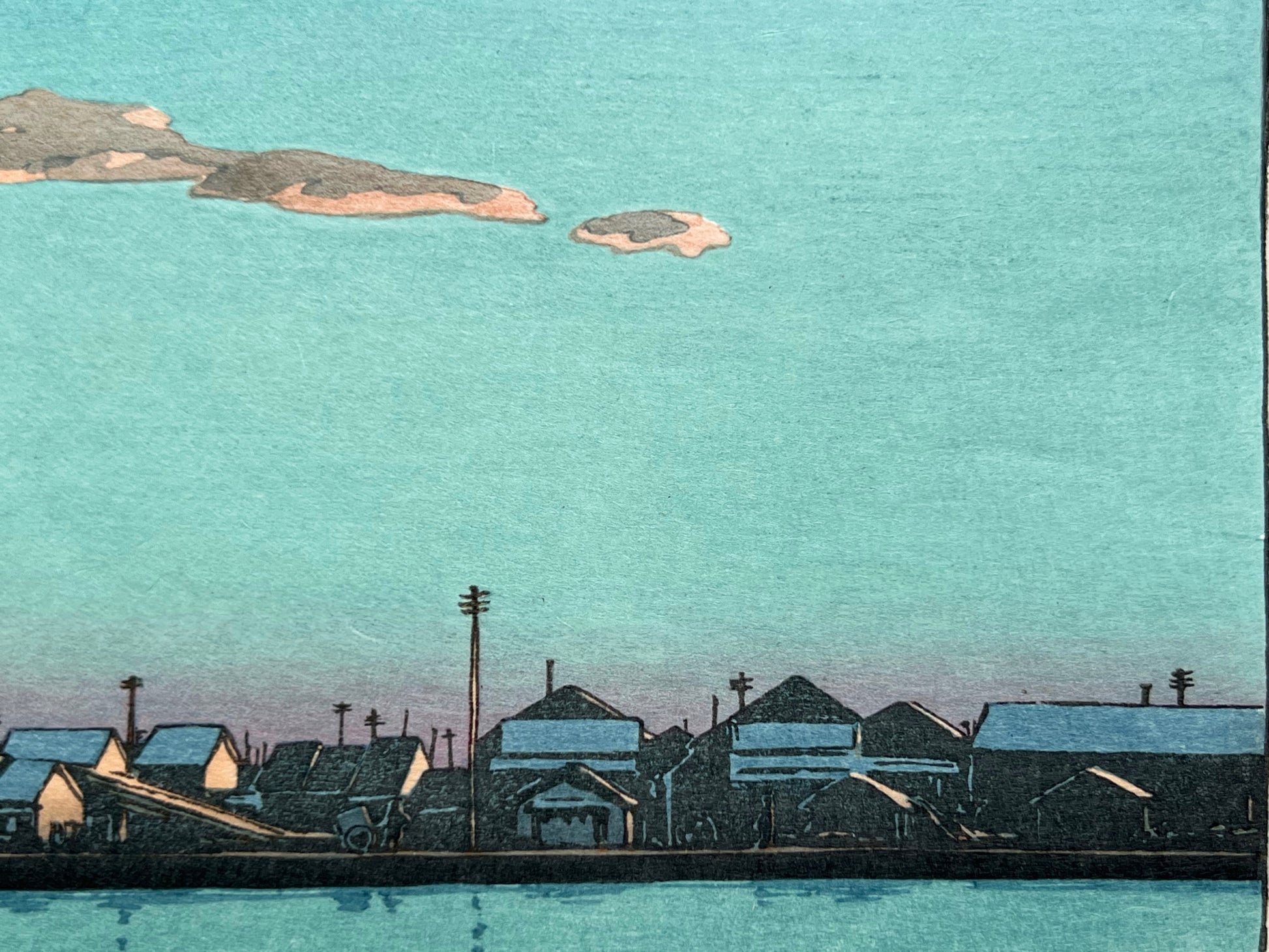 estampe japonaise de hasui kawase paysage riviere, maison, bateau au coucher du soleil, le ciel bleu et le quai avec des maisons