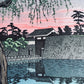 estampe japonaise lumière rose du soir sur le palais impérial de Tokyo, reflet de la porte d'enceinte dans la rivière