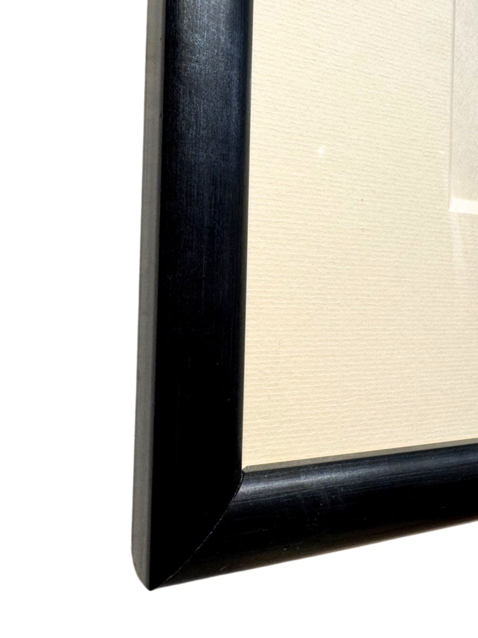gros plan sur l'angle du cadre noir satiné