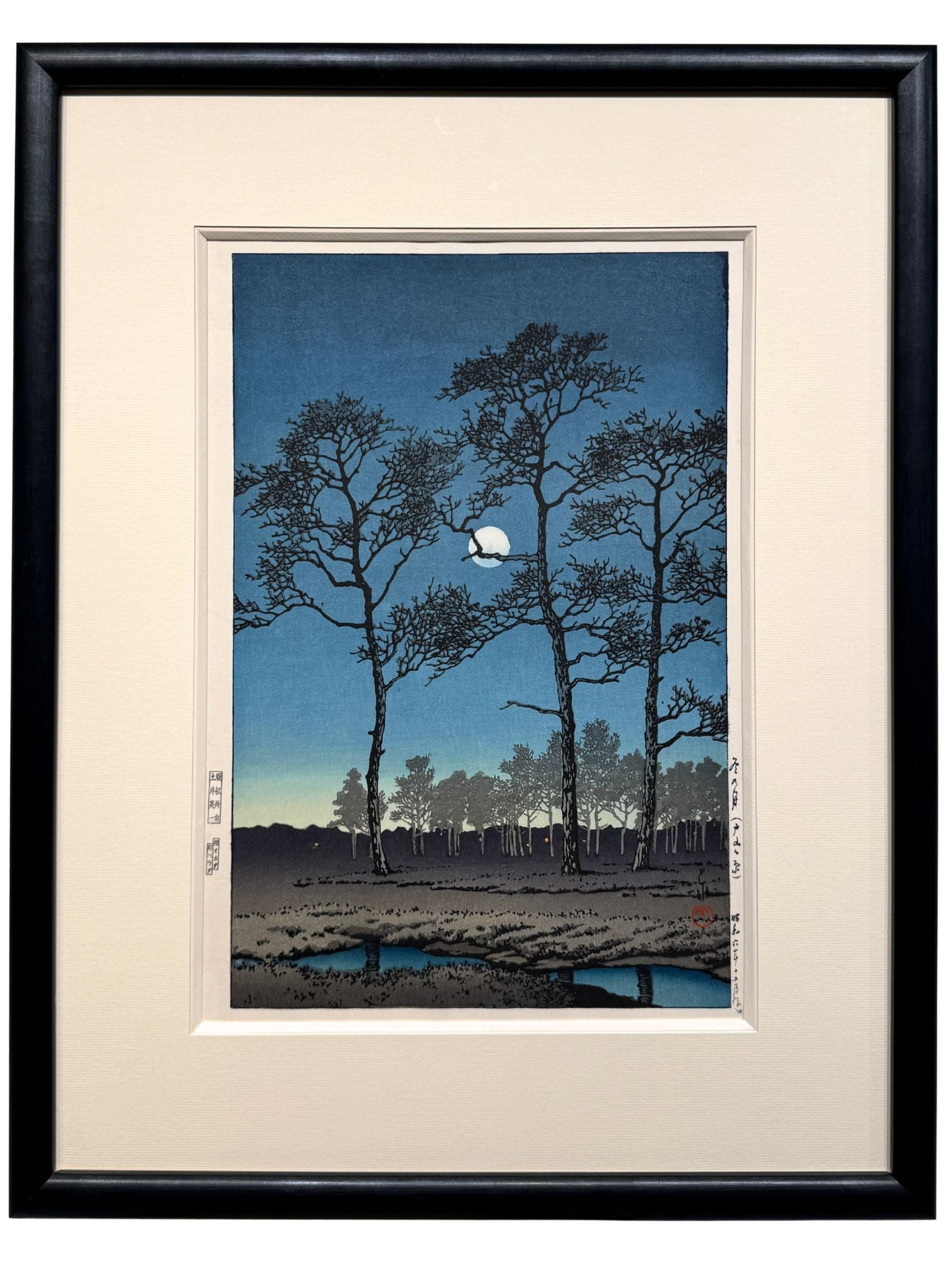 estampe japonaise encadrée de Hasui Kawase paysage nocturne lune d'hiver a Toyama arbre et ombre dans la nuit, avec cadre méplat noir