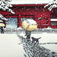 estampe japonaise la neige tombe la nuit sur le temple rouge, un promeneur sous un parapluie avec son chien