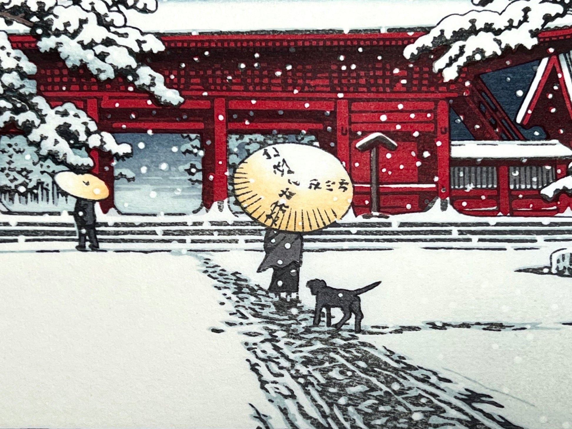estampe japonaise la neige tombe la nuit sur le temple rouge, un promeneur sous un parapluie avec son chien