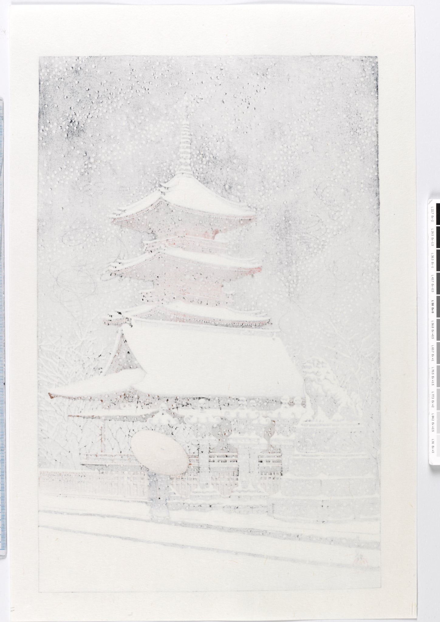 estampe japonaise neige tombant sur pagode rouge personnage sous parapluie, dos de l'estampe