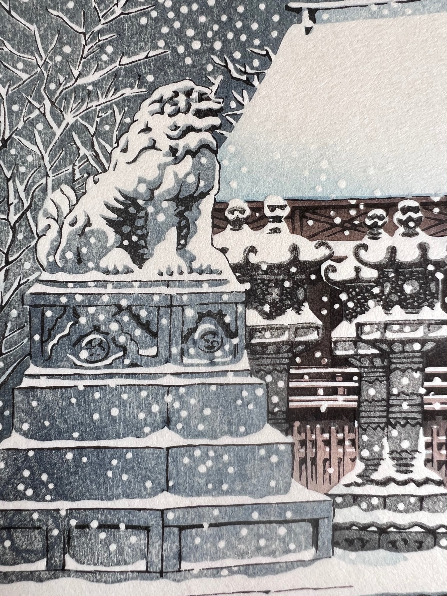 estampe japonaise neige tombant sur pagode rouge personnage sous parapluie, statue lion chien fo