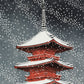 estampe japonaise neige tombant sur pagode rouge personnage sous parapluie, toit pagode rouge flocons neige