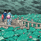 estampe japonaise deux geisha sur pont au milieu de nénuphars en fleur, gros plan sur les deux femmes de dos, avec obi de couleur