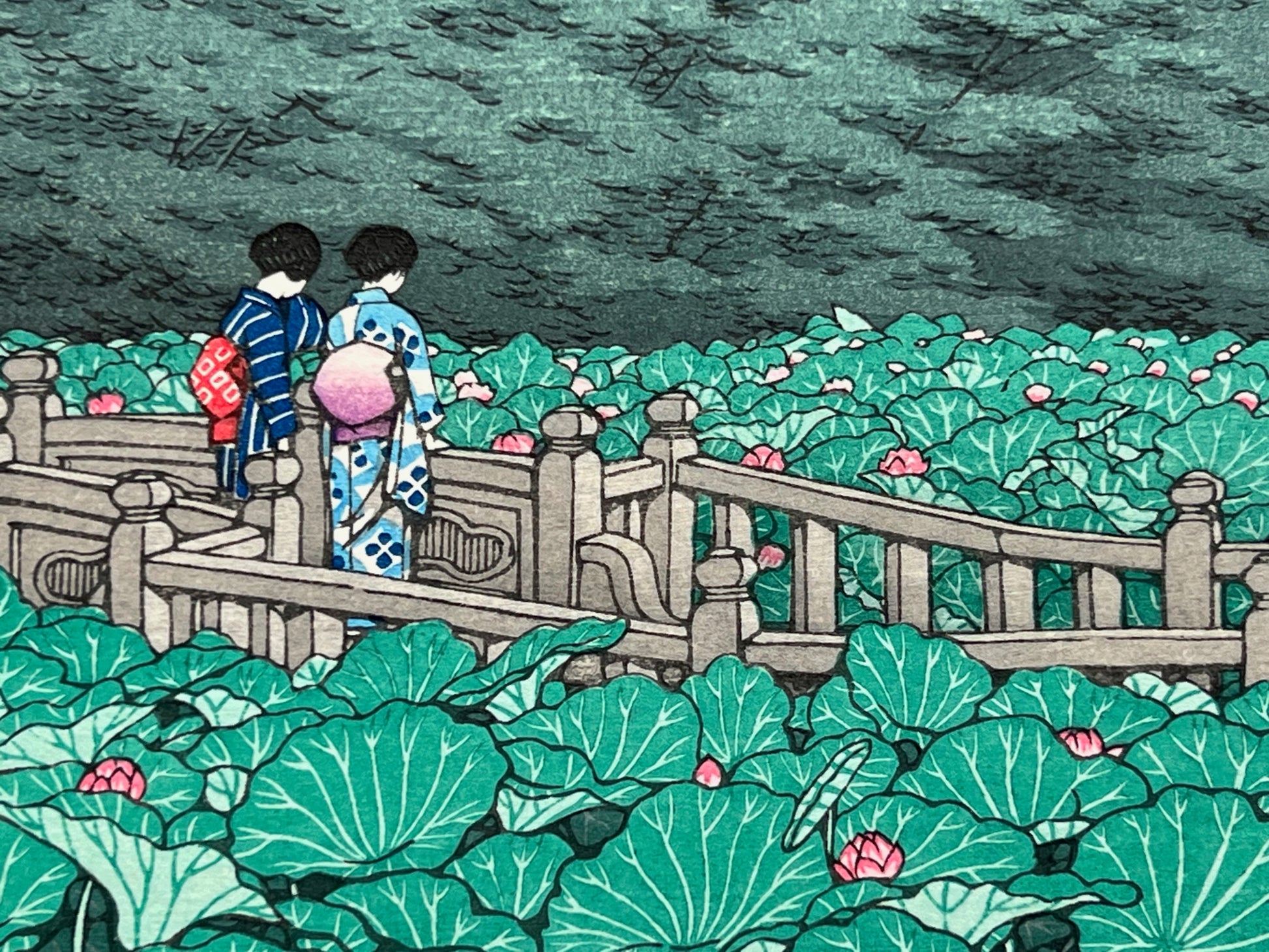 estampe japonaise deux geisha sur pont au milieu de nénuphars en fleur, gros plan sur les deux femmes de dos, avec obi de couleur