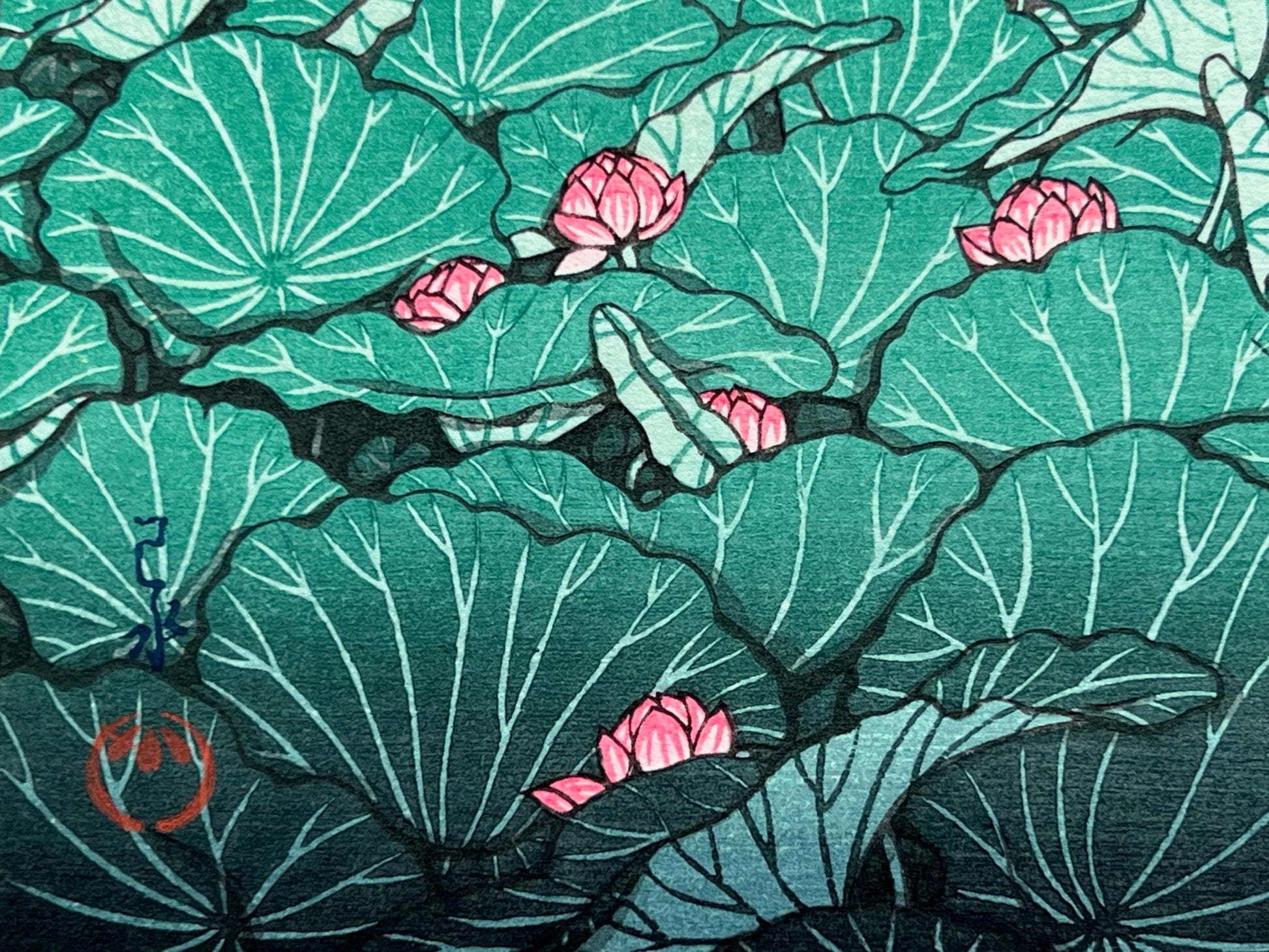 estampe japonaise deux geisha sur pont au milieu de nénuphars en fleur, gros plan sur la signature de l'artiste et nénuphars
