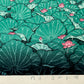 estampe japonaise deux geisha sur pont au milieu de nénuphars en fleur,  gros plan sur texte japonais et fleurs de nénuphar