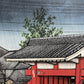 estampe japonaise un personnage à vélo franchit la grande porte rouge d'un temple sous la pluie à Tokyo, le ciel gris pluvieux