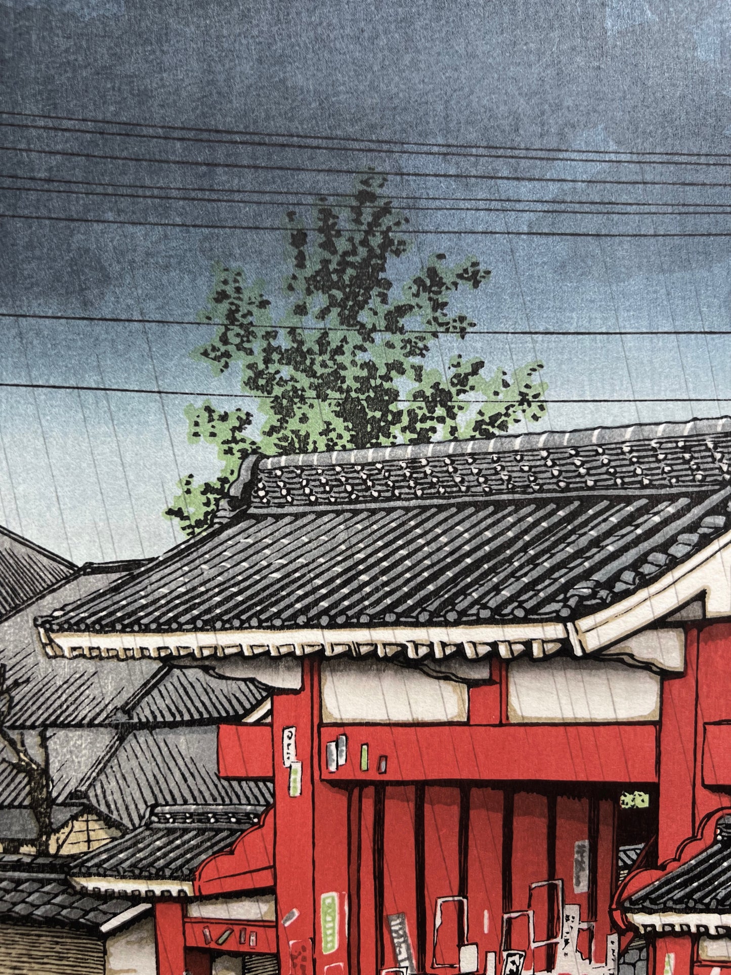 estampe japonaise un personnage à vélo franchit la grande porte rouge d'un temple sous la pluie à Tokyo, le ciel gris pluvieux