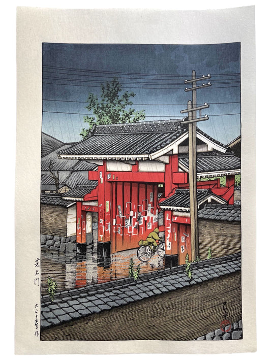 estampe japonaise un personnage à vélo franchit la grande porte rouge d'un temple sous la pluie à Tokyo